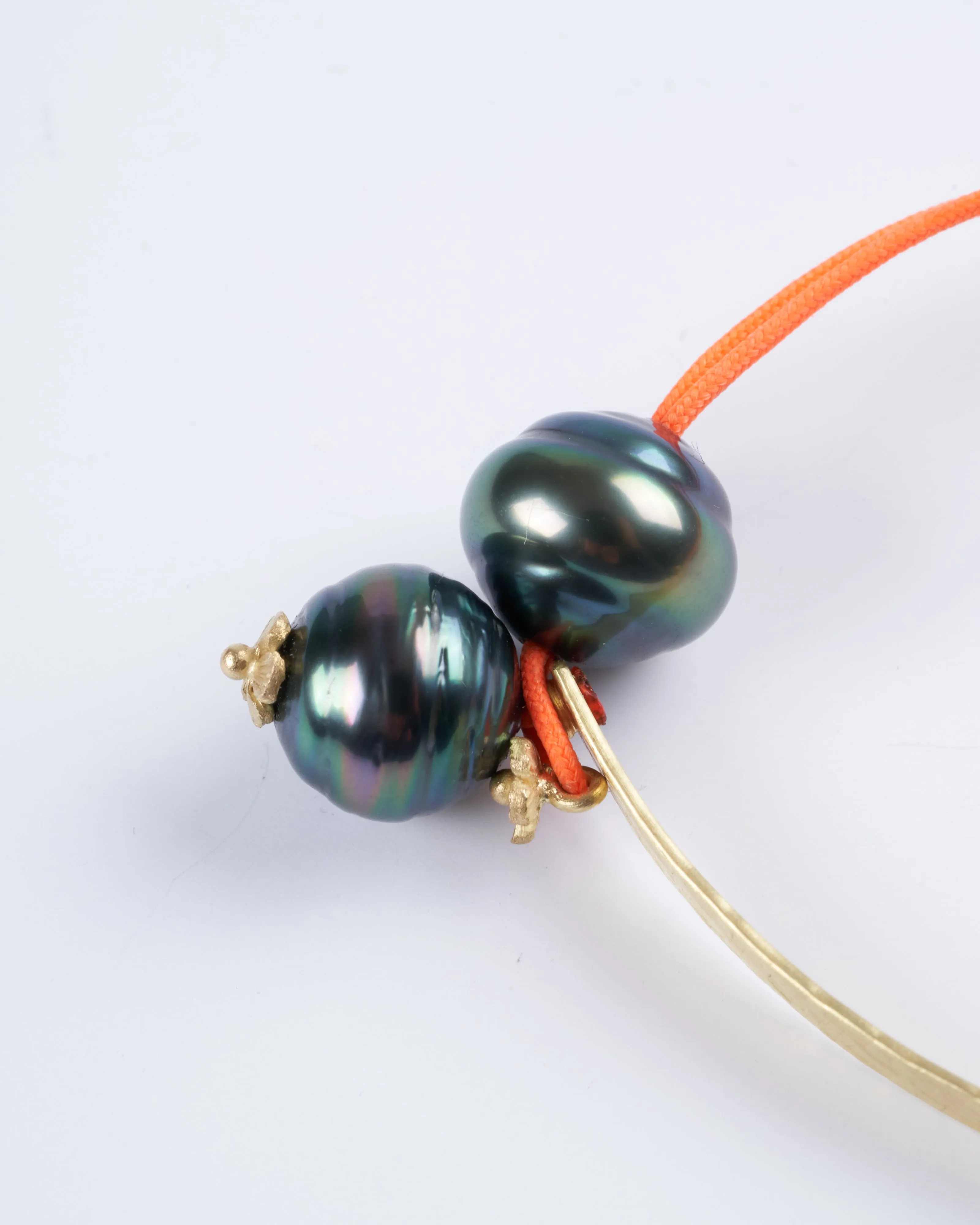 18k yellow gold, blue diamond and freshwater pearl bracelet