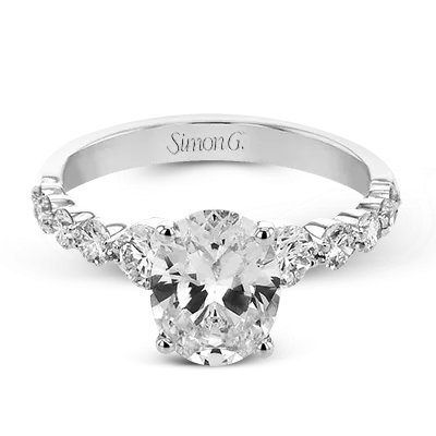 Engagement Ring in 18k Gold with Diamonds
