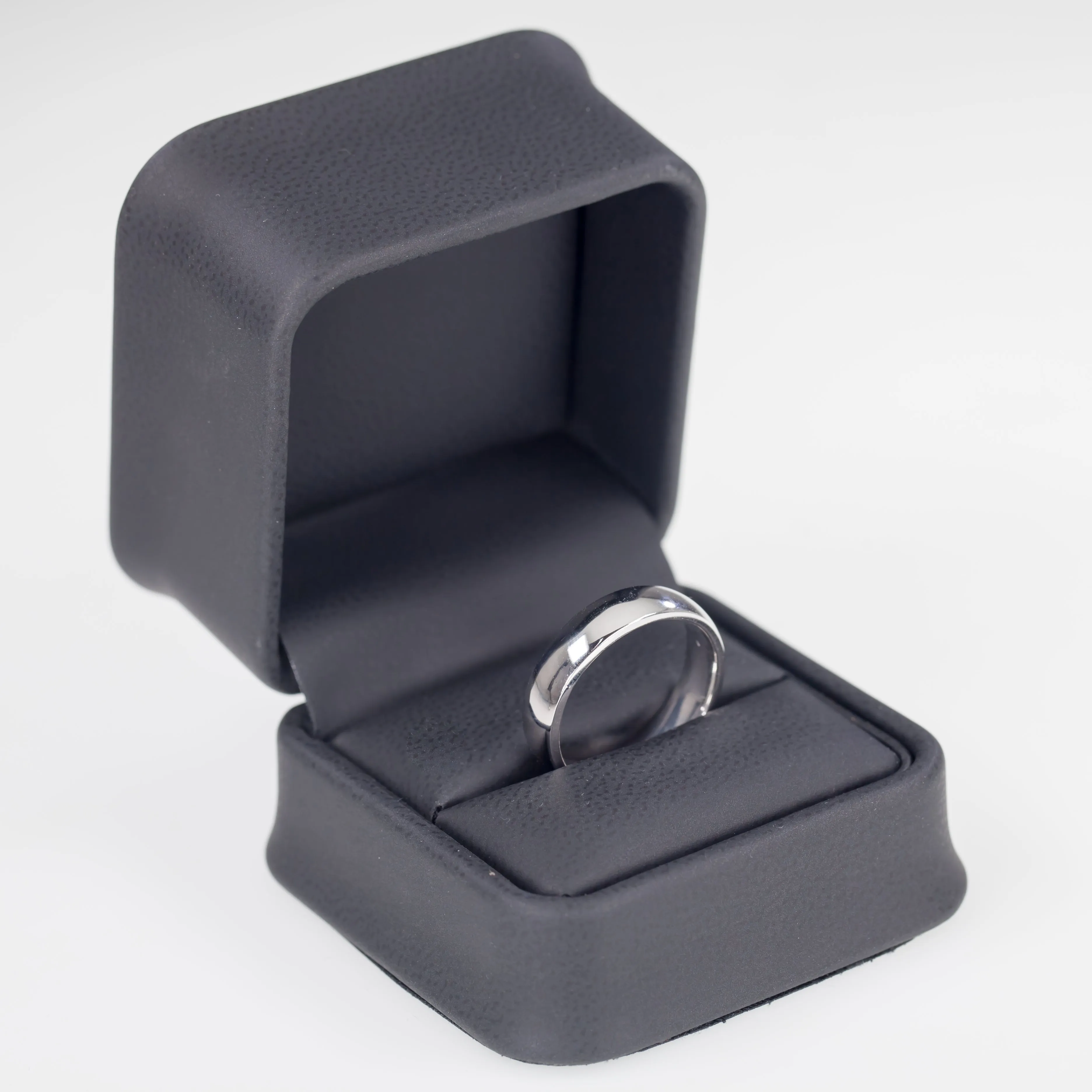 Gorgeous 14k White Gold Band Ring Size 8.75