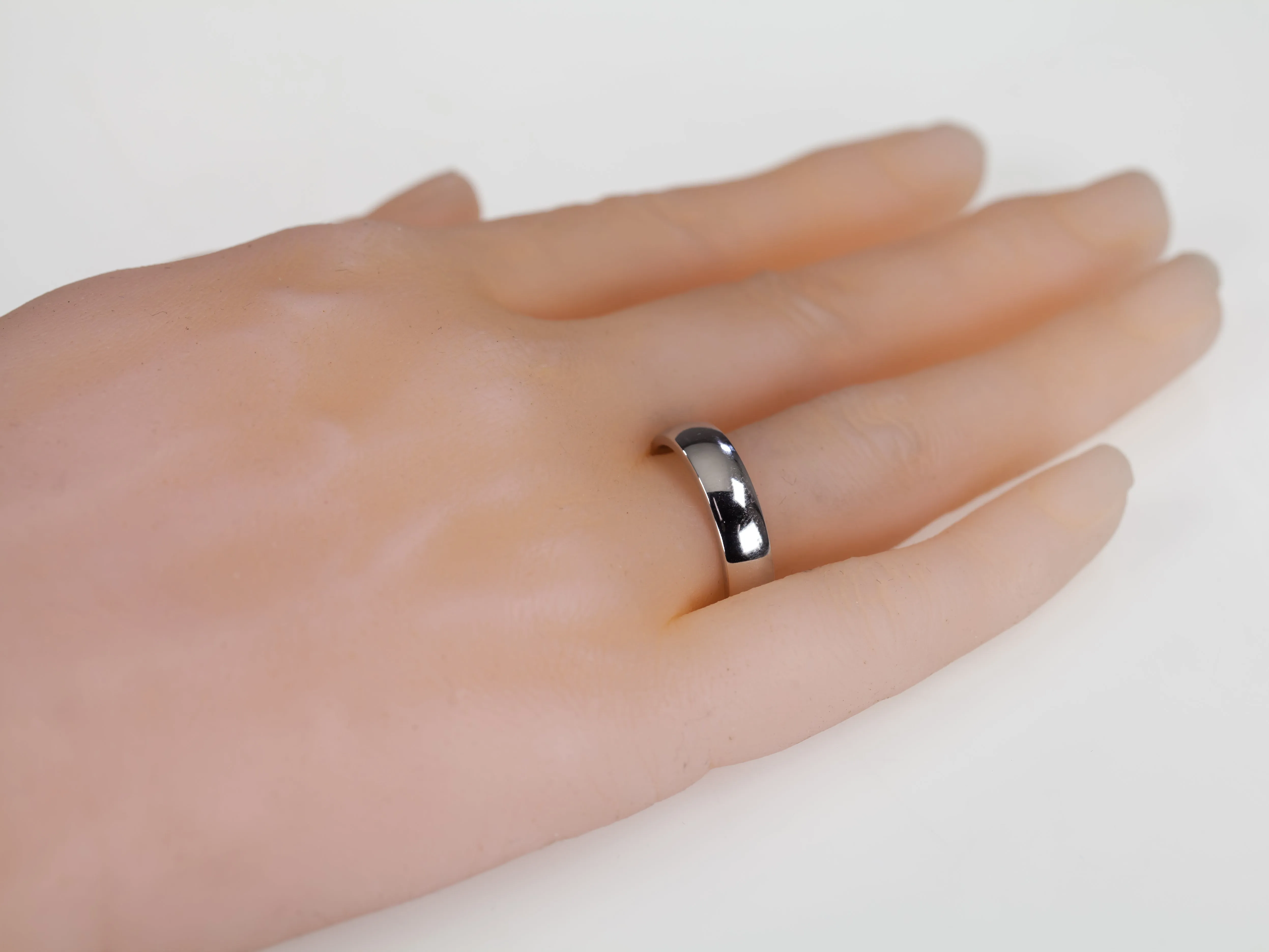 Gorgeous 14k White Gold Band Ring Size 8.75