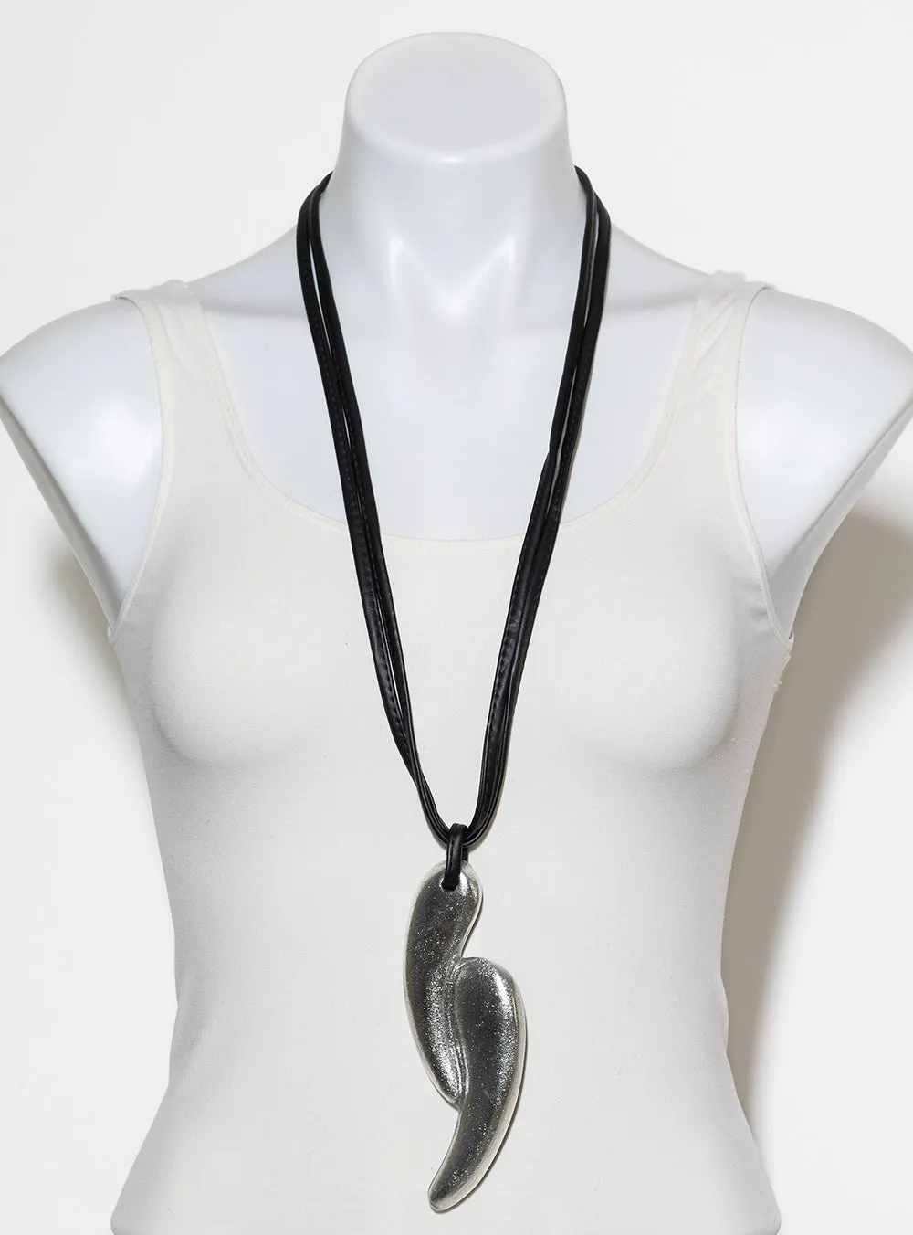 SCULPTURAL WING PENDANT. SILVER/BLACK